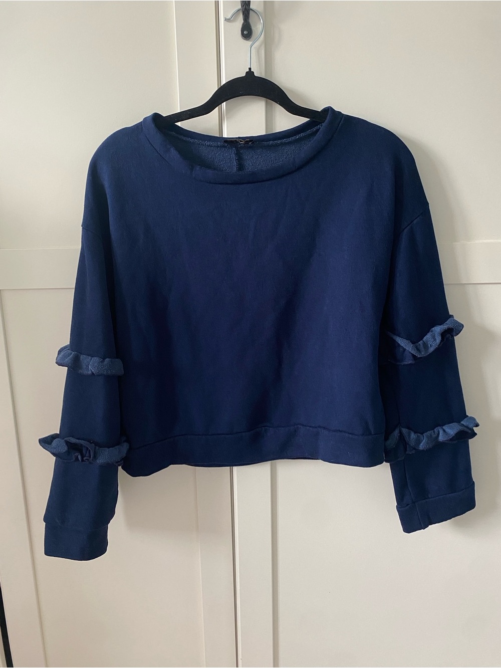 Dee Elly Women's Navy Ruffle-Sleeve Cropped Sweatshirt